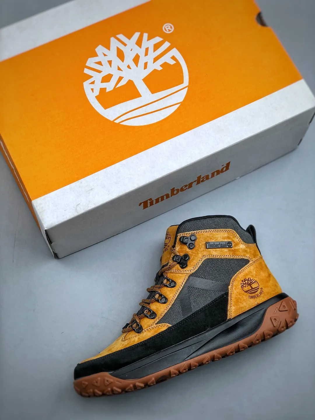 Welfare special offer 💰398 New arrival 🚀Timberland Timberland outdoor high-top casual Martin boots series Guangdong factory quality Original box original packaging The fabric is made of Italian 🇮🇹 top-grade frosted fine-grained cowhide. It is paired with anti-odor and anti-corrosion genuine leather latex insoles to give you a perfect wearing experience. High-quality and durable, a must-have for sportsmen. Specially designed to treat those who are not handsome. High-quality and first-class foot feel. Size: 39-44